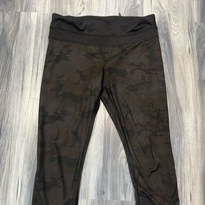 Lululemon Athletica capri leggings size 6 camo K14